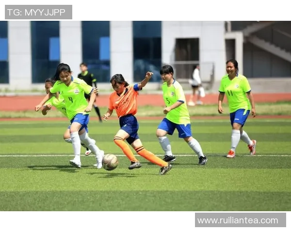 足球明珠闪耀绿茵场展现青春风采与梦想追逐的激情故事